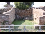 03040 ostia - castrum - decumanus maximus - caseggiato del portico delle mura del castrum (i,i,4) - vierter laden - bli ri westen - 09-2022.jpg